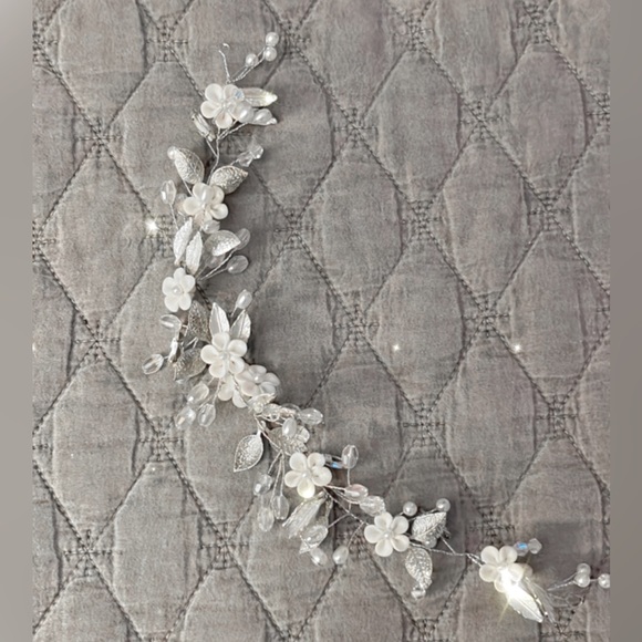 Beautiful Hairpiece - Picture 3 of 4